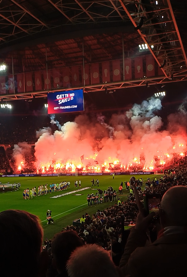 Wedstrijdafbeelding Ajax-Lazio sfeer actie met vuurwerk en veel rook tijdens het opkomen van de spelers. Uiteindelijk 1-3 geworden